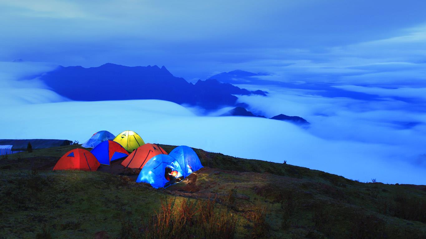 夜晚在山上露营