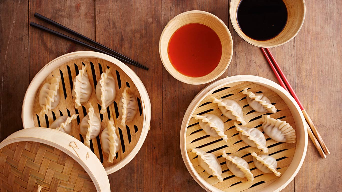 传统蒸笼内的自制饺子