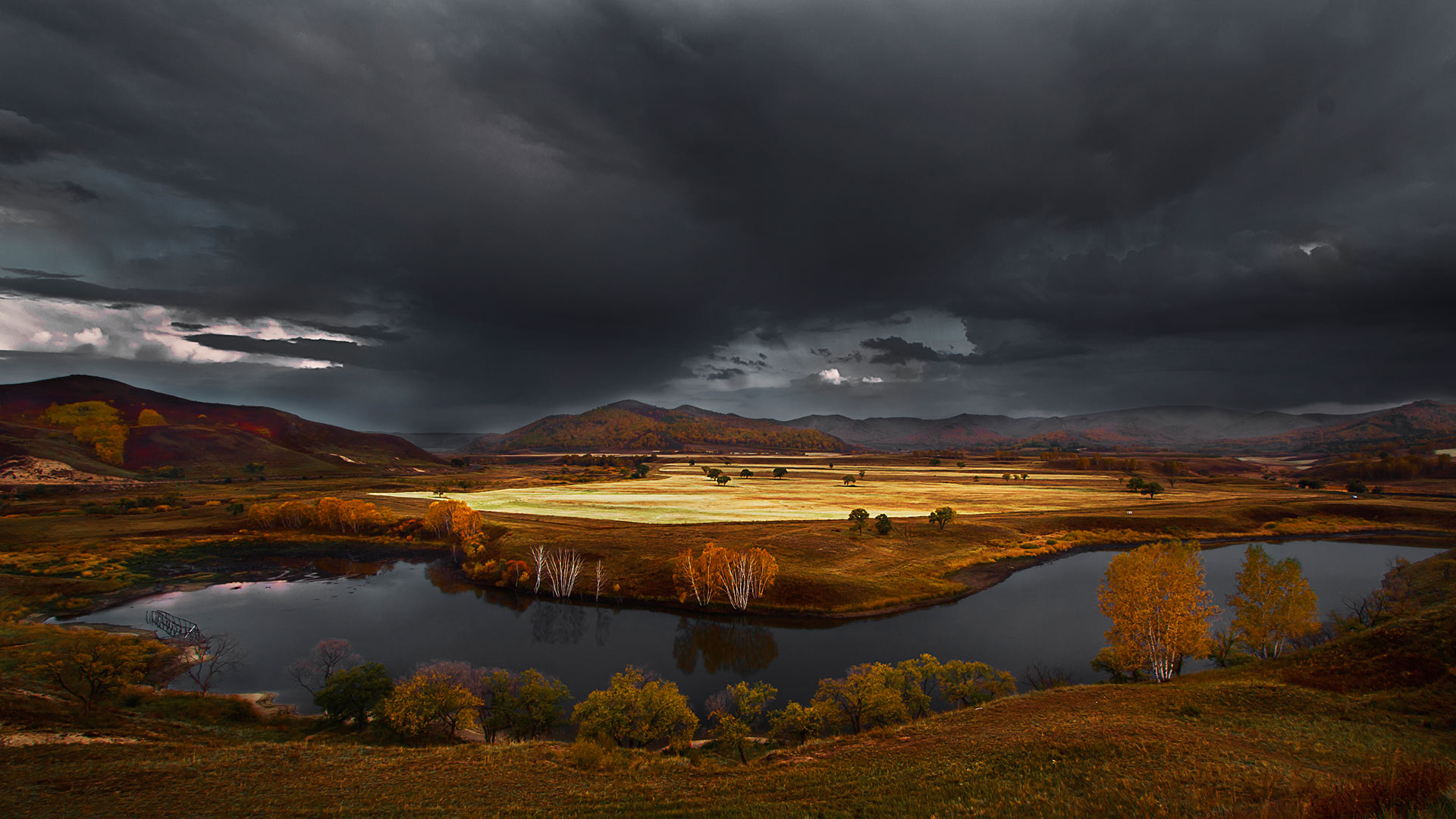 中国，暴雨将至，秋意渐浓