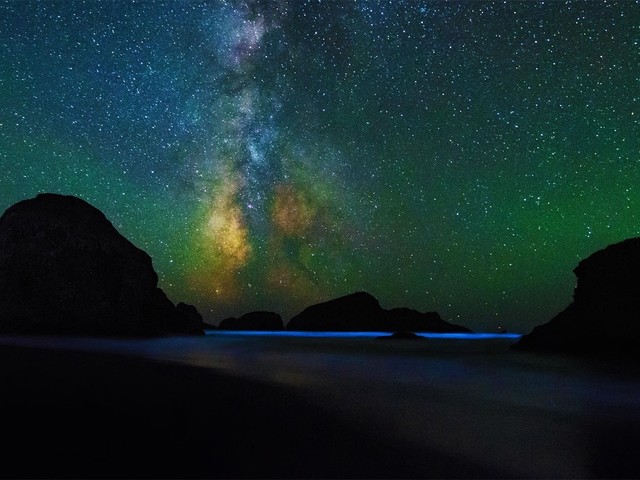 俄勒冈，塞巴斯蒂安州立公园的景观走道，满天繁星，海水闪烁