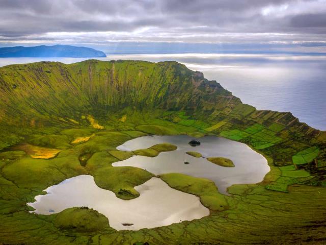 葡萄牙，坐落在科尔沃岛上的Caldeirão火山口