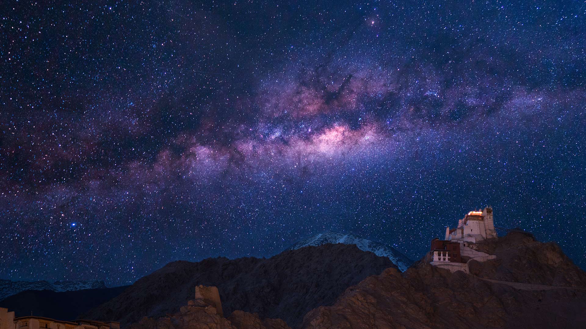 印度，拉达克，列城 Namgyal Tsemo修道院上空的银河