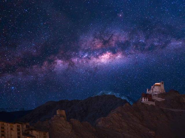 印度，拉达克，列城 Namgyal Tsemo修道院上空的银河