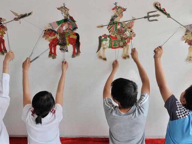 【六一儿童节】中国沈阳，蒲河小学的学生在排练皮影戏