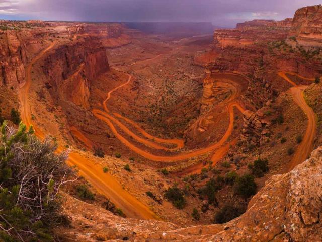 美国犹他州，峡谷地国家公园，在White Rim Road上眺望远方的天际线