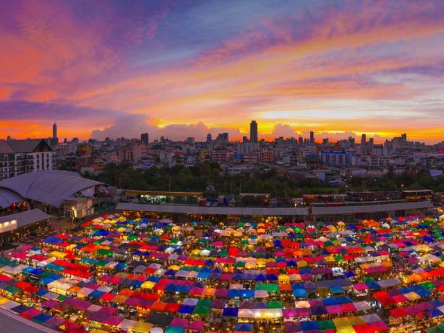 拉差达的火车夜市，泰国曼谷