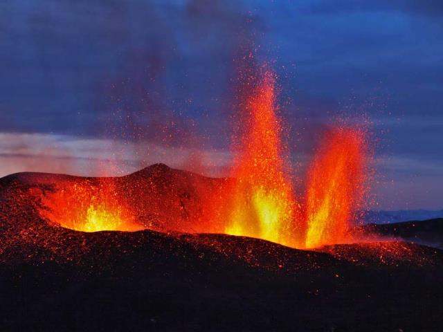 爆发中的艾雅法拉火山，冰岛