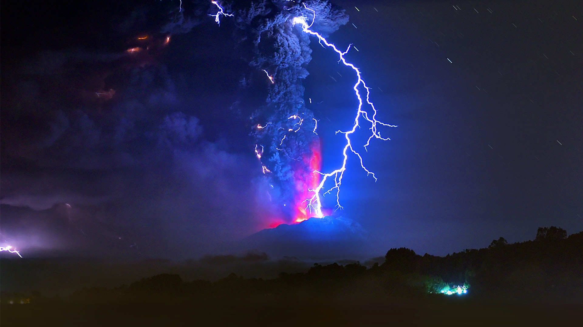 爆发中的卡尔布科火山，智利，2015年4月