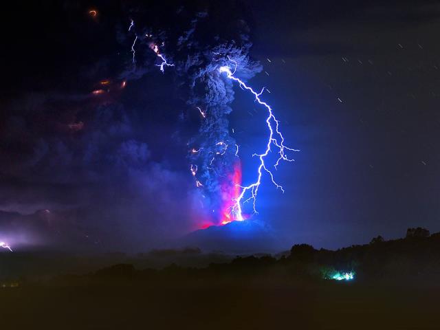 爆发中的卡尔布科火山，智利，2015年4月