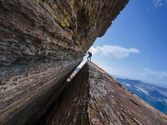 一位登山爱好者正在征服Cabinet山峰，蒙大拿州
