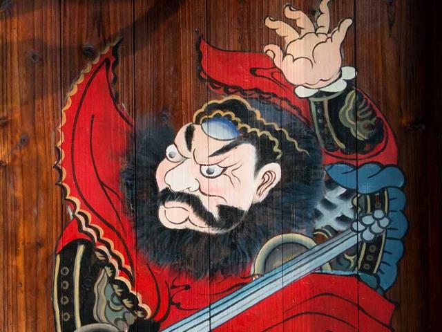 月河古镇一户人家门前画着的门神 ，浙江