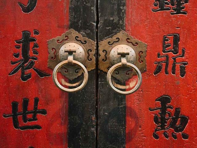 中国传统木门上的对联