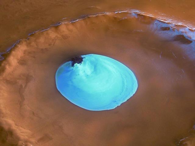 北方大平原的火星陨石坑内结的冰