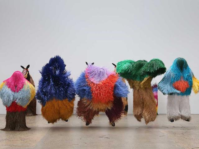 2016年于悉尼火车制造厂展出的艺术家尼克·凯夫的系列作品“Soundsuits”，澳大利亚