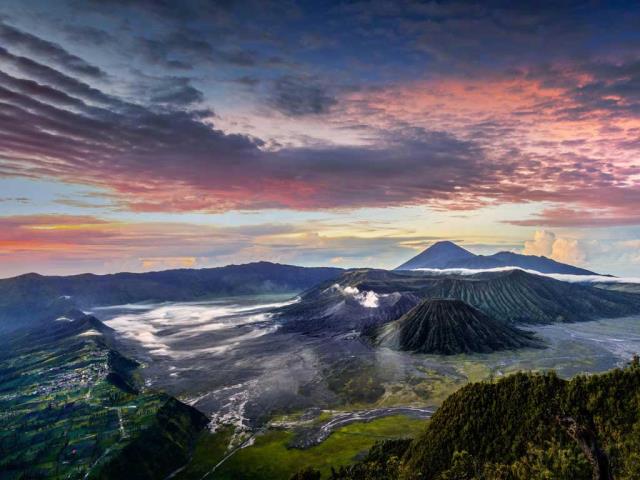 浓烟滚滚的布罗莫火山，印度尼西亚爪哇岛东部