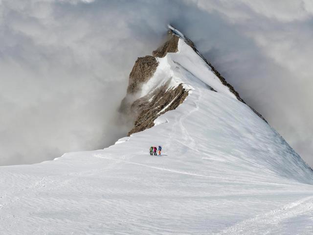 伯尔尼兹阿尔卑斯山脉上的登山队员，瑞士