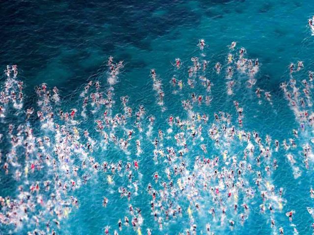2016年铁人三项世界锦标赛中的游泳参赛者们，夏威夷凯卢阿