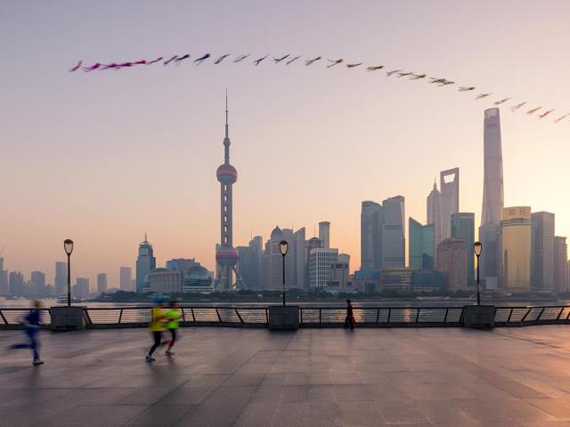 【今日秋分】清晨以风筝为伴晨跑中的人，中国上海