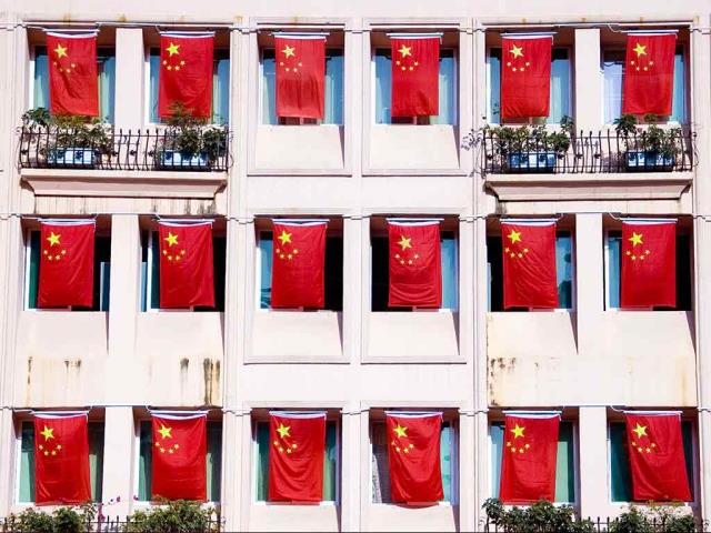 国庆节期间街道上飘扬的五星红旗，中国深圳