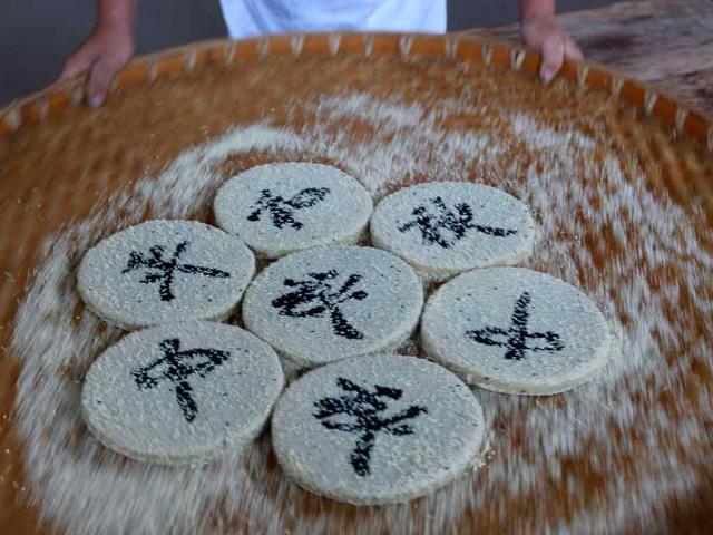 安徽糕点艺术家制作的手工徽式月饼，中国黄山