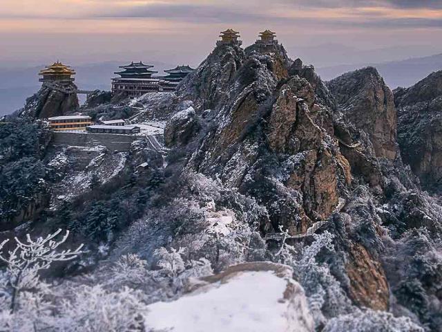 【今日小雪】老君山山顶上的寺庙夕阳美景，中国河南省洛阳市