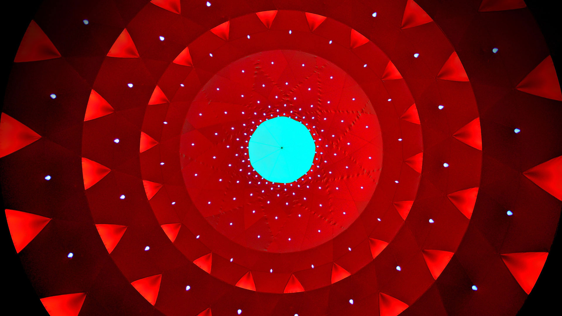 由Architects of Air制造的充气雕塑“Katena Luminarium”