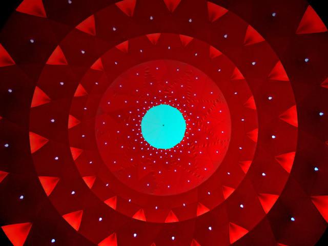 由Architects of Air制造的充气雕塑“Katena Luminarium”