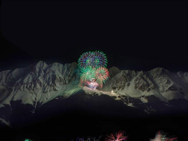 新年前夕的烟花，奥地利诺德凯特山脉
