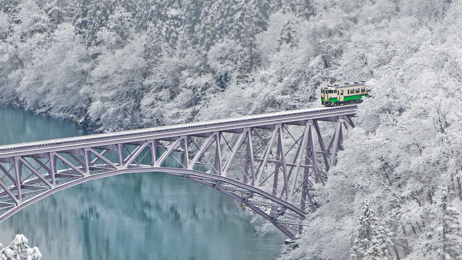 【今日大寒】一列穿越三岛村附近只见川的火车，日本
