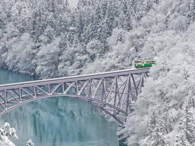 【今日大寒】一列穿越三岛村附近只见川的火车，日本
