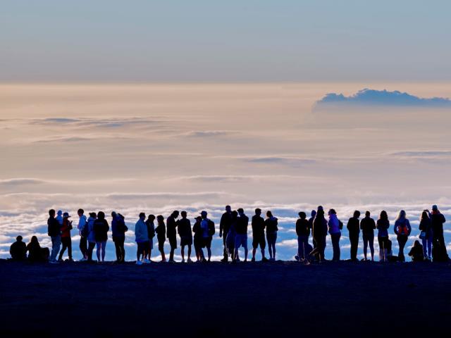海勒卡拉国家公园的哈莱亚卡拉火山顶端的游客，美国夏威夷州