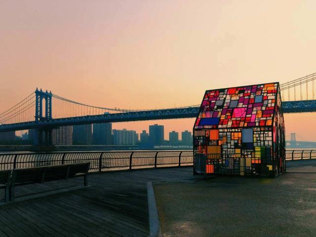 布鲁克林大桥公园展出的汤姆·弗鲁因的‘Kolonihavehus, 2010'作品，纽约布鲁克林区