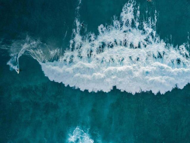 冲浪者追逐浪潮的鸟瞰图，西班牙加那利群岛特内里费岛