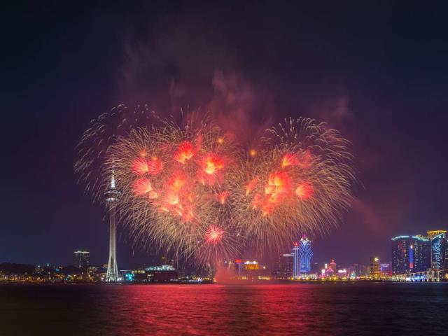 【今日七夕】红色的心形烟火，中国澳