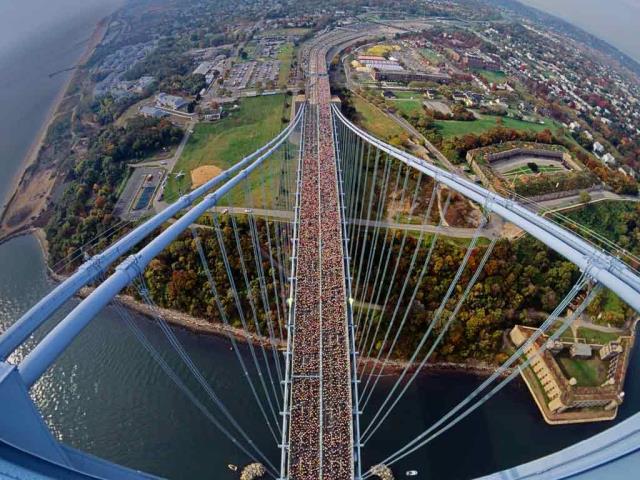 韦拉札诺海峡大桥上的赛跑者，美国纽约州