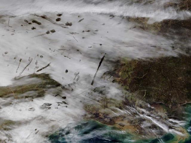 美国南部上空云层中出现的瀑布状空洞图像，美国国家航空航天局Terra卫星拍摄