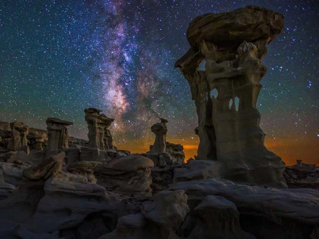 Bisti/De-Na-Zin Wilderness上空的银河，美国新墨西哥州