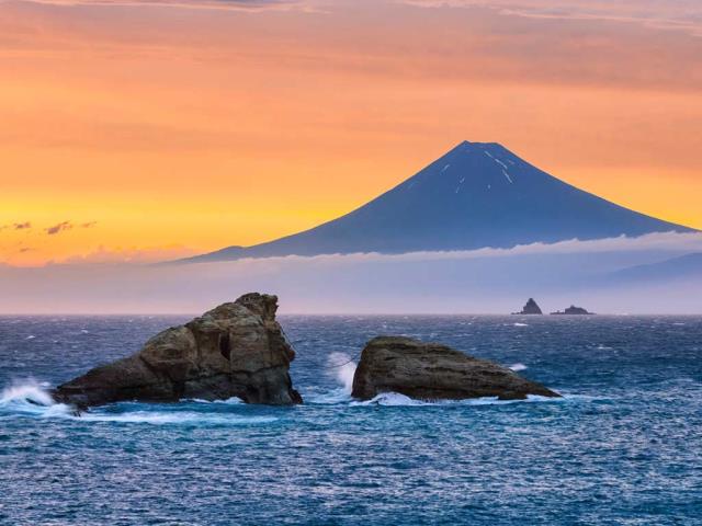 富士山和双岩，日本松崎