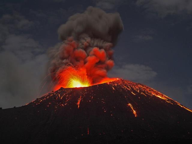 苏门答腊海岸正在喷发的喀拉喀托火山，印度尼西亚