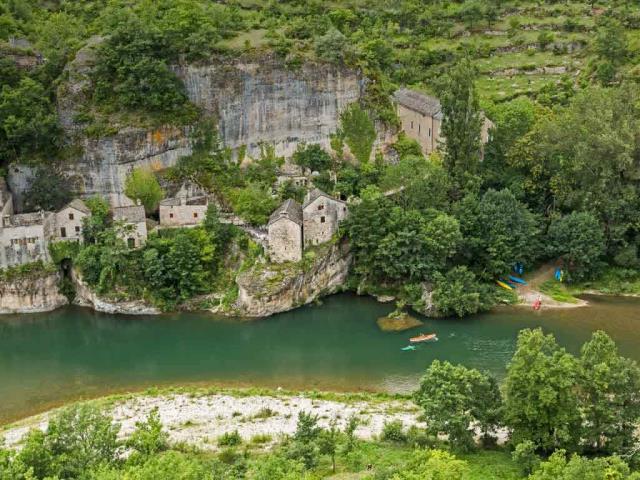法国塔恩河沿岸的Castelbouc城堡和塔恩峡谷