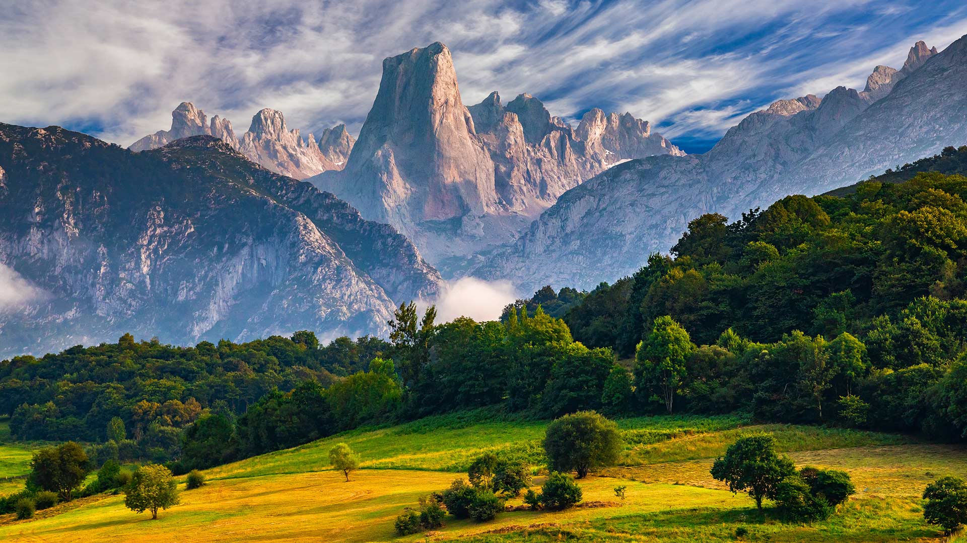 欧罗巴山国家公园中的Naranjo de Bulnes峰，西班牙阿斯图里亚斯 