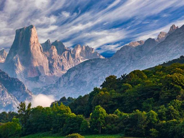 欧罗巴山国家公园中的Naranjo de Bulnes峰，西班牙阿斯图里亚斯 