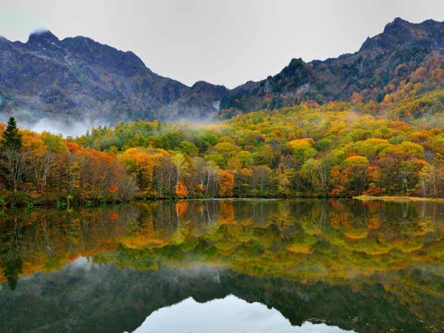 秋日景色倒映于镜池中，日本长野