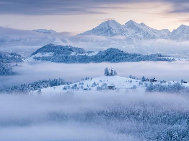 位于Praprotno村之上的圣托马斯教堂