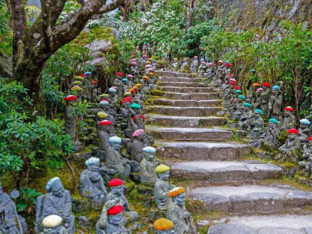 排列在通往大圣院石径上的小罗汉雕像，日本宫岛