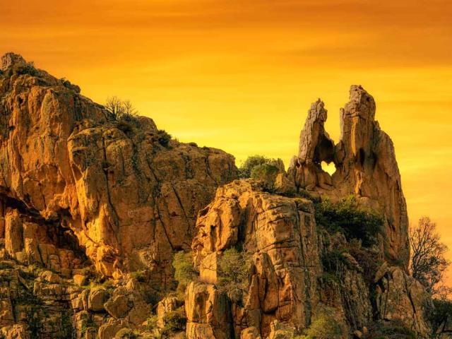 Calanques de Piana岩层上的一个心形洞，法国科西嘉岛