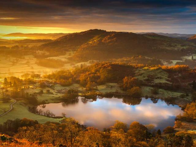 Loughrigg Tarn的日出，英国英格兰湖区安布尔塞德