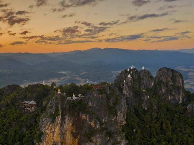 Wat Chaloem Phra Kiat Phrachomklao Rachanusorn的浮庙，泰国南邦