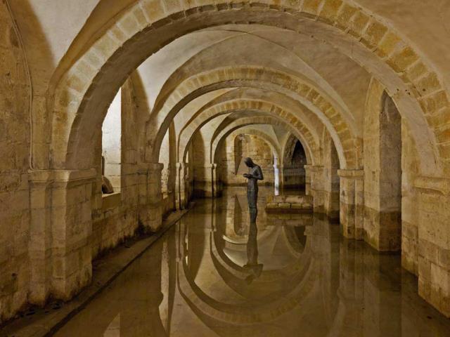 被洪水淹没的温彻斯特大教堂地下室，英国汉普郡