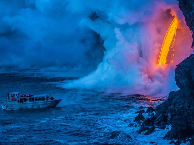 一艘游船经过时熔岩流撞击水面产生爆炸，夏威夷火山国家公园